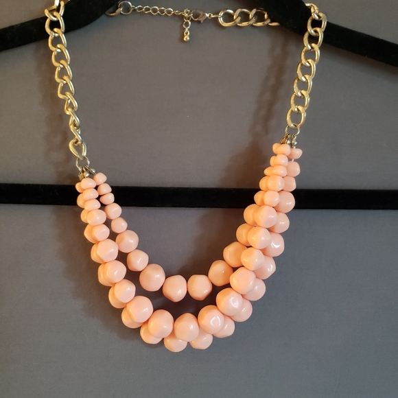 Pink chunky faceted plastic bead necklace - Picture 4 of 4